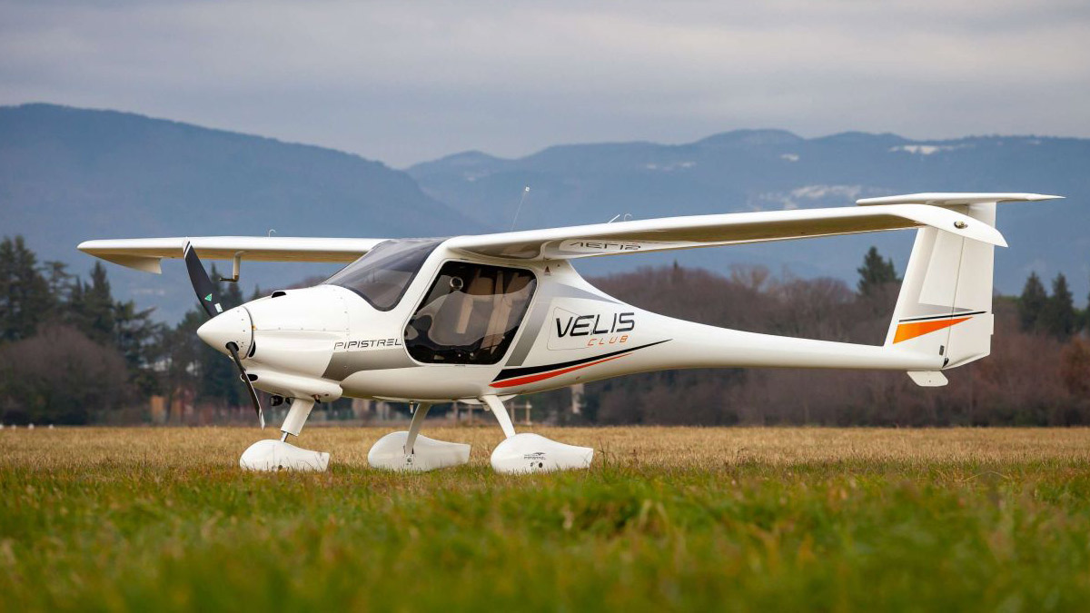 Pipistrel obtiene Certificación de Tipo en Colombia para el Explorer y Velis Club Avión Pipistrel Velis Club estacionado en pista de césped tras obtener la Certificación de Tipo en Colombia emitida por la Aerocivil.