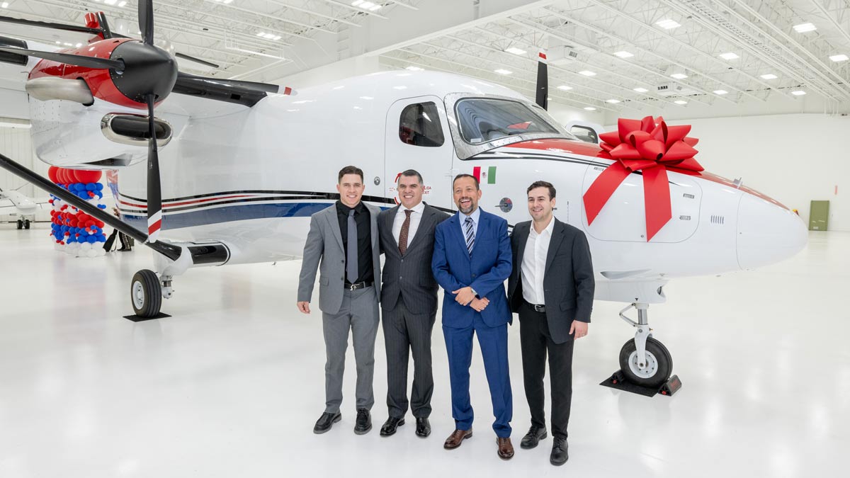 Textron Aviation entrega el primer Cessna SkyCourier en México a FlexCoah Ejecutivos de FlexCoah y Textron Aviation reciben el primer Cessna SkyCourier en México durante la ceremonia de entrega.