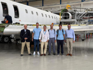 Representantes de Air Nostrum, Xabec y Airtech en el hangar del nuevo centro de mantenimiento aeronáutico en Valencia.