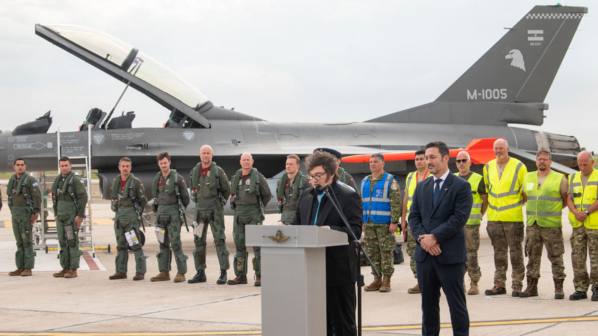 Argentina presentó sus primeros F-16 y recupera su capacidad supersónica El presidente Javier Milei y el ministro Luis Petri durante la presentación de los F-16 en Río Cuarto, con el avión de fondo.
