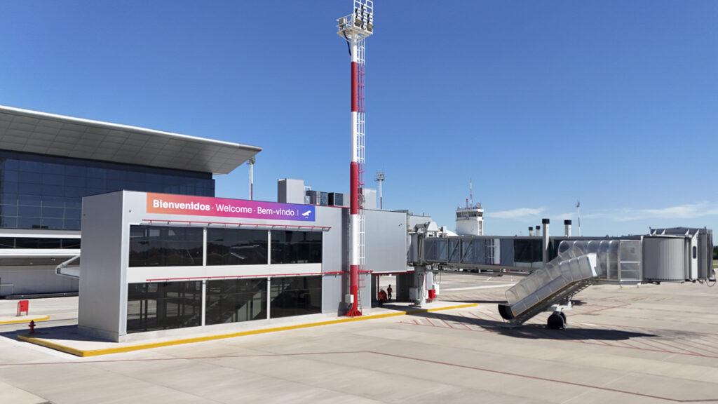Nuevas mangas y terminal flexible del Aeropuerto de Rosario tras inversión de 150 millones de dólares.