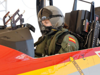 La Princesa Leonor equipada en la cabina del Pilatus PC-21 para su primer vuelo en solitario.
