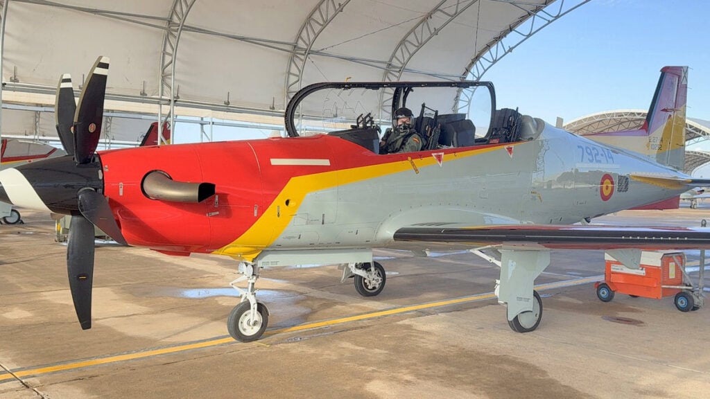 La Princesa Leonor completa con éxito su primer vuelo en solitario en la AGA Vista exterior del avión Pilatus PC-21 con la Princesa Leonor a bordo para su primer vuelo en solitario.