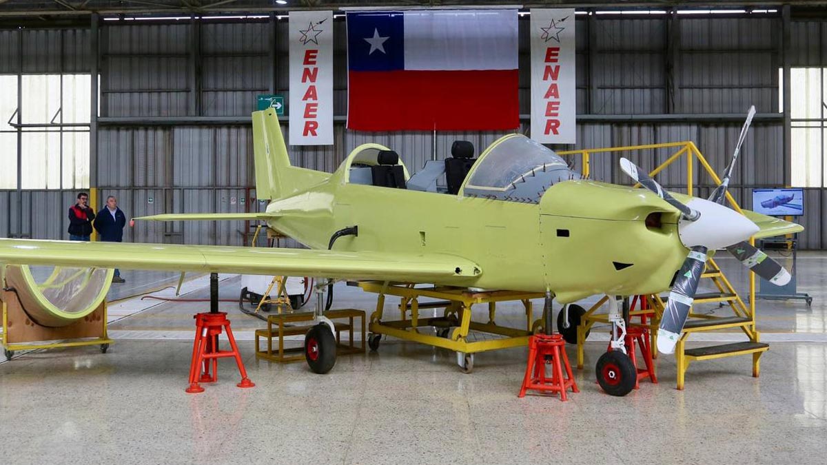 La FACh confirma adquisición de 33 aviones T-40 Newén a ENAER Prototipo del avión T-40 Newén en fase de ensamblaje en el hangar de ENAER con bandera chilena al fondo.