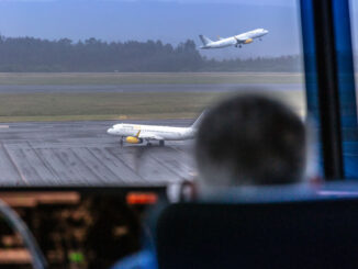 Vista desde torre de control con tráfico de Vueling, ilustrando la gestión y valoración récord de ENAIRE en 2025