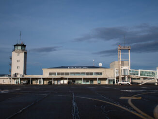 Vista de la terminal y torre de control del Aeropuerto de Río Grande, cerrado por obras de pista hasta abril de 2026