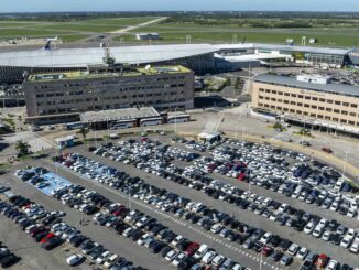 Vista aérea del parking en Aeroparque, ideal para aprovechar los descuentos en estacionamiento de verano 2026.