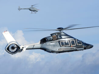 Airbus H160 volando junto al dron VSR700 en modo HTeaming, clave en los resultados de Airbus Helicopters 2025