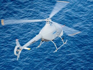 Drone naval Airbus VSR700 volando sobre el mar para la Marina Francesa.