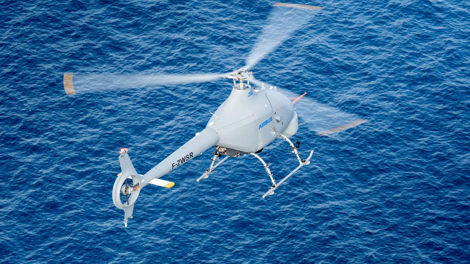 Airbus producirá los primeros seis drones VSR700 para vigilancia naval para la Marina Francesa Drone naval Airbus VSR700 volando sobre el mar para la Marina Francesa.