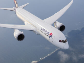 Boeing 787 "Dreamliner" de LATAM en vuelo representando el aumento de pasajeros del Grupo LATAM en 2025.
