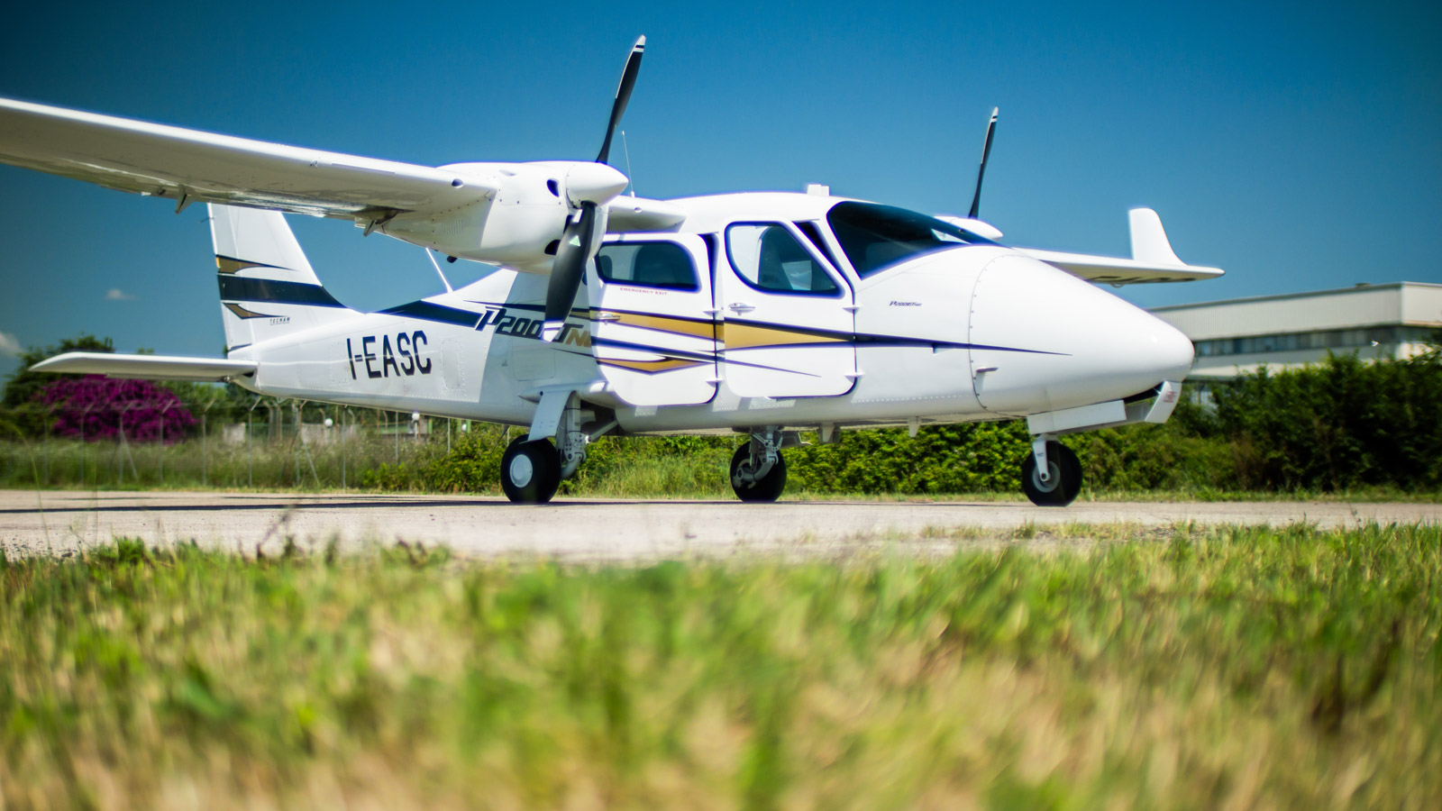 Tecnam P2006T NG: La evolución del bimotor líder llega a Estados Unidos y Canadá Vista del nuevo Tecnam P2006T NG, el avión bimotor de instrucción con motores Rotax lanzado en Estados Unidos.