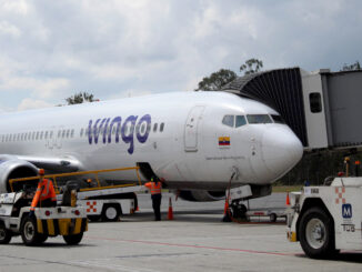 Avión Boeing 737-800 de Wingo conectado a la manga en el aeropuerto, listo para reiniciar los vuelos de Wingo a Caracas.