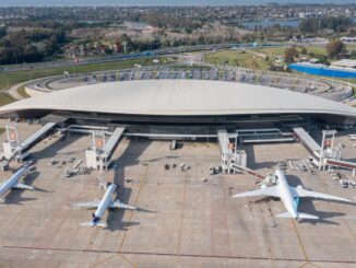 Vista aérea panorámica de la terminal del Aeropuerto Internacional de Carrasco (MVD) en Montevideo, Uruguay, con aeronaves de aerolíneas comerciales estacionadas en las mangas.