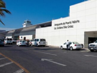 Fachada principal del Aeropuerto Internacional de Puerto Vallarta (Lic. Gustavo Díaz Ordaz) operado por GAP.