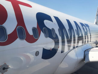 Cola de un avión Airbus A320 de JetSMART estacionado en la plataforma del aeropuerto.
