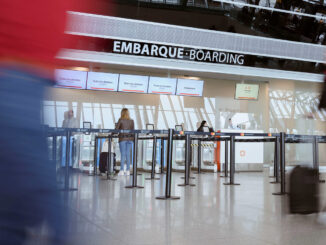 Pasajeros en el sector de embarque del Aeropuerto Internacional de Carrasco durante el récord de enero 2026.