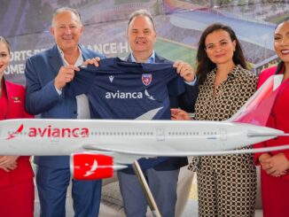 Directivos presentando la camiseta del Miami FC con el logotipo de Avianca junto a tripulantes de cabina de la aerolínea