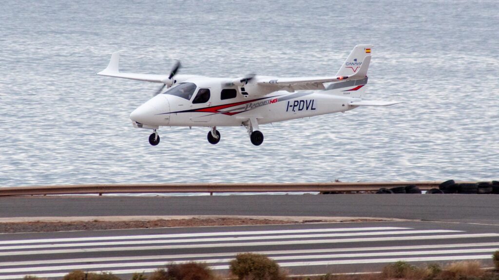 CANAVIA potencia su flota de bimotores con un nuevo Tecnam P2006T NG Avión bimotor Tecnam P2006T NG de CANAVIA aterrizando en Canarias