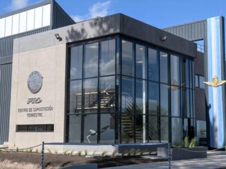 Fachada principal del nuevo Centro de Capacitación Terrestre para el Sistema de Armas F-16 de la Fuerza Aérea Argentina