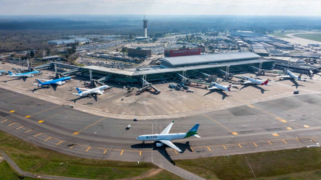Paro de Aeronáuticos: ATE ANAC anunció medidas de fuerza en la previa del feriado Vista aérea de la terminal de un aeropuerto argentino, mostrando múltiples aviones estacionados en las puertas, representando la posible parálisis de operaciones por el "Paro de Aeronáuticos".