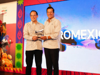 Rodrigo Sandoval Piemonte y Giancarlo Mulinelli de Aeroméxico en el Tianguis Turístico 2026 anunciando la estrategia Stopover