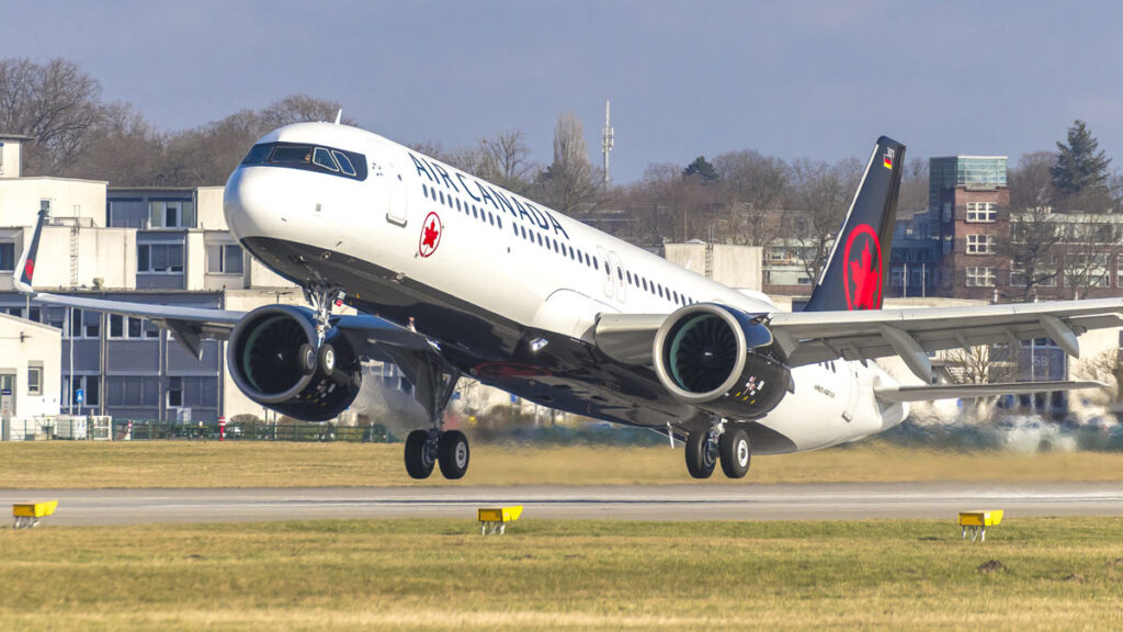 Air Canada recibe su primer Airbus A321XLR: un hito en la expansión de su flota de largo alcance Avión Airbus A321XLR de Air Canada realizando maniobras en la planta de Airbus en Hamburgo
