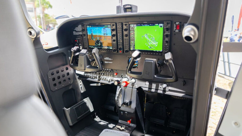 Cabina con la nueva aviónica Garmin G1000 NXi integrada en los aviones de pistón Cessna.