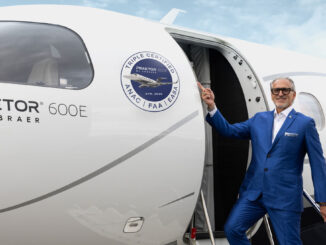 Michael Amalfitano junto al Praetor 600E con el sello de triple certificación de ANAC, FAA y EASA