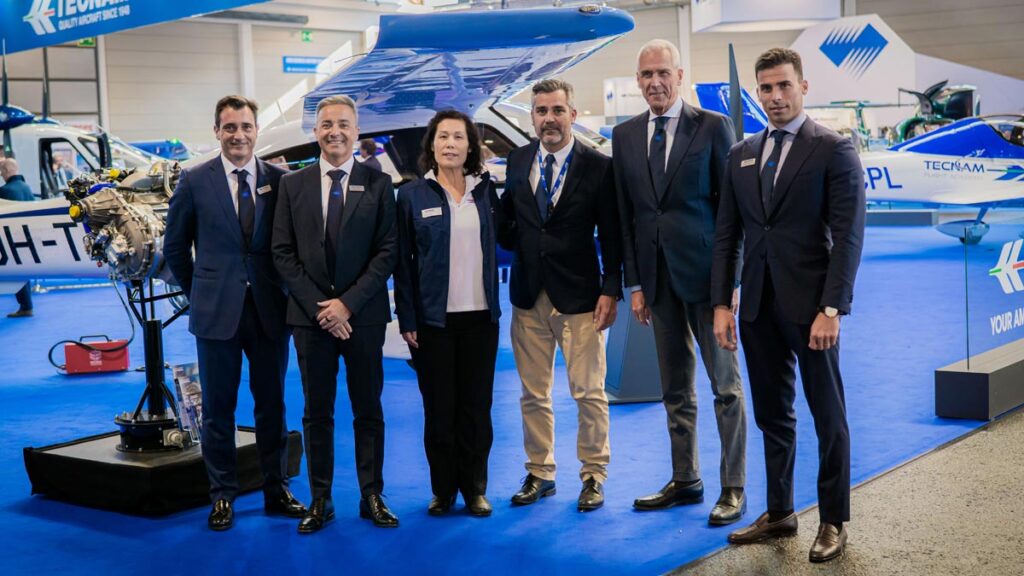 European Flyers invierte €7M en 12 aeronaves Tecnam P2010 TDI Directivos de European Flyers y Tecnam posan junto a un motor Continental CD-170 y un avión P2010 TDI en AERO Friedrichshafen