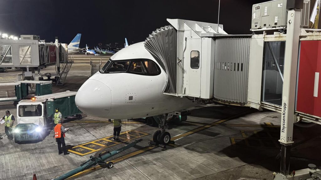 Aviación en Argentina: Cómo el récord de 4.6 millones de pasajeros en marzo transformó el mapa federal Operación nocturna de un avión en Argentina durante el récord histórico de pasajeros de marzo 2026