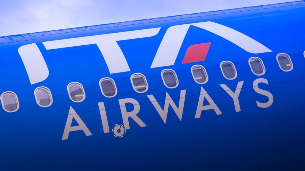 ITA Airways aterriza en República Dominicana: Santo Domingo se suma a la red global en 2026 Primer plano del fuselaje azul de un avión de ITA Airways resaltando su logotipo para la ruta a Santo Domingo
