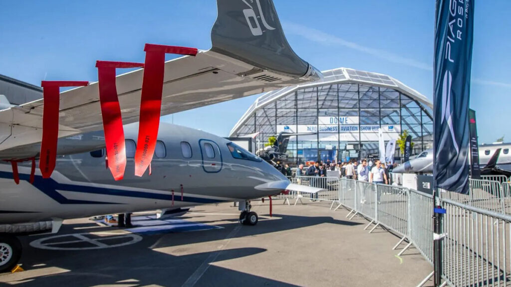 Piaggio Aerospace debutó con el P.180 Avanti EVO en el AERO Friedrichshafen 2026 Piaggio P.180 Avanti EVO en exhibición estática durante AERO Friedrichshafen 2026 junto al domo de aviación de negocios