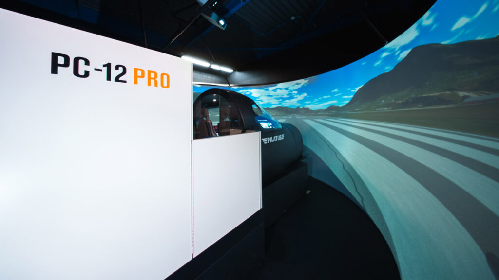 Certifican nuevo simulador de vuelo para Pilatus PC-12 PRO en Europa y Estados Unidos Vista exterior e interior del nuevo simulador de vuelo para el avión turbohélice Pilatus PC-12 PRO, mostrando el sistema de proyección visual inmersivo