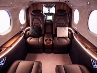 Interior de la cabina del Tecnam P2012 VIP con asientos de cuero, ventanas inteligentes y diseño de club privado