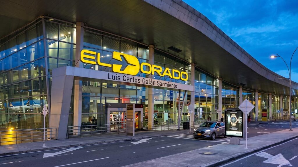 El transporte aéreo en Colombia creció un 8,7% en el primer trimestre de 2026 Fachada exterior del Aeropuerto Internacional El Dorado en Bogotá, principal centro del transporte aéreo en Colombia.