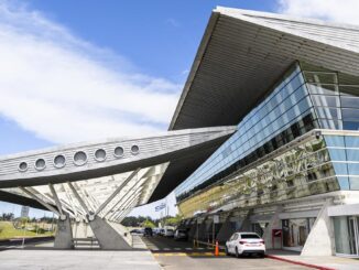 Fachada moderna del Aeropuerto de Punta del Este con conectividad aérea de GOL para el verano 2026