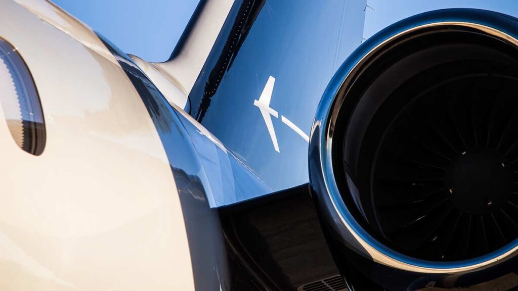 Cifra histórica: Embraer alcanzó ingresos por USD 1.400 millones en el primer trimestre de 2026 Primer plano dinámico del motor a reacción y la cola de un jet ejecutivo Embraer, simbolizando el crecimiento de los ingresos de Embraer