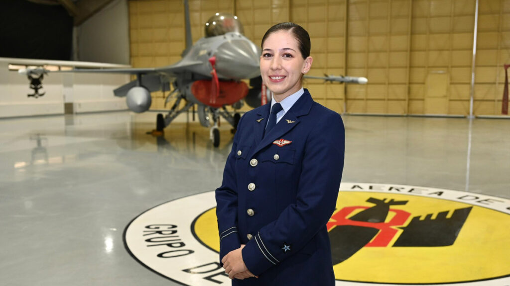 La FACh gradúa a la primera mujer piloto de combate de F-16 en Chile Primera mujer piloto F-16 FACh: Teniente (A) Francisca Caces en el hangar del Grupo de Aviación N°8 junto a un caza de combate