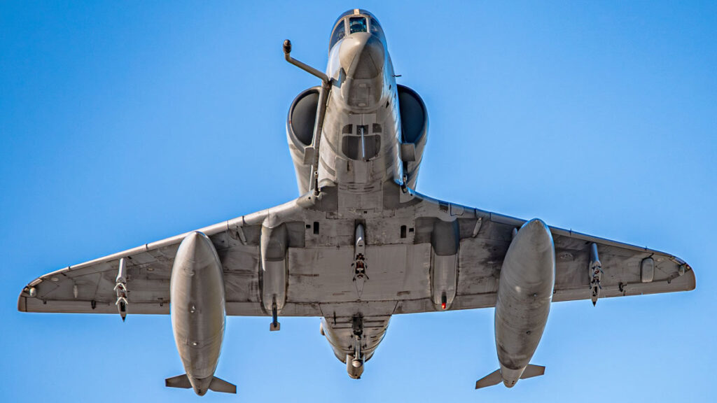 La Fuerza Aérea Argentina desprograma los A-4AR Fightinghawk para priorizar la transición al F-16M Caza A-4AR Fightinghawk en vuelo. La Fuerza Aérea Argentina desprogramó el sistema para priorizar el F-16M