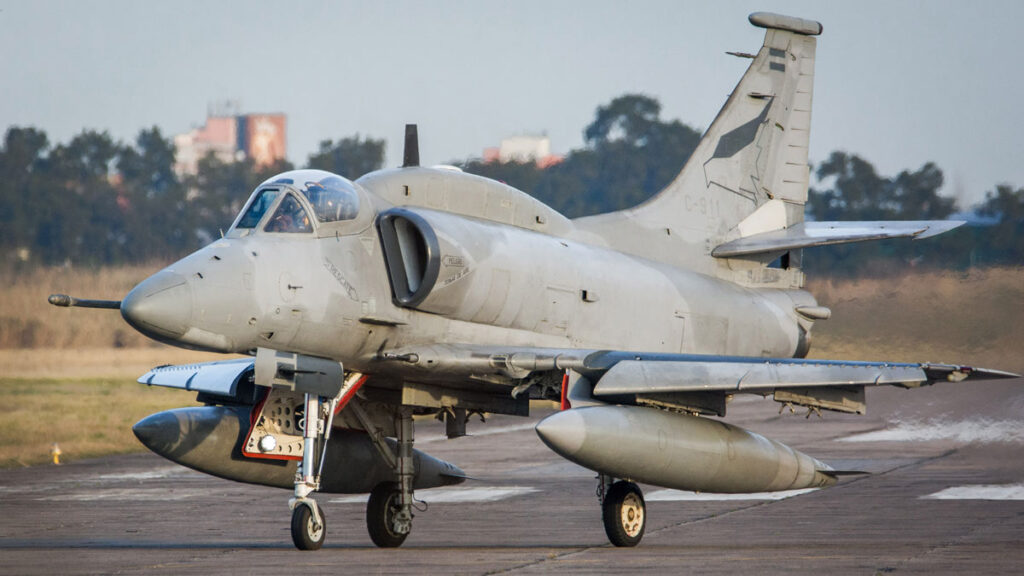 La Fuerza Aérea Argentina desprograma los A-4AR Fightinghawk para priorizar la transición al F-16M Caza de ataque A-4AR Fightinghawk de la Fuerza Aérea Argentina rodando en pista.