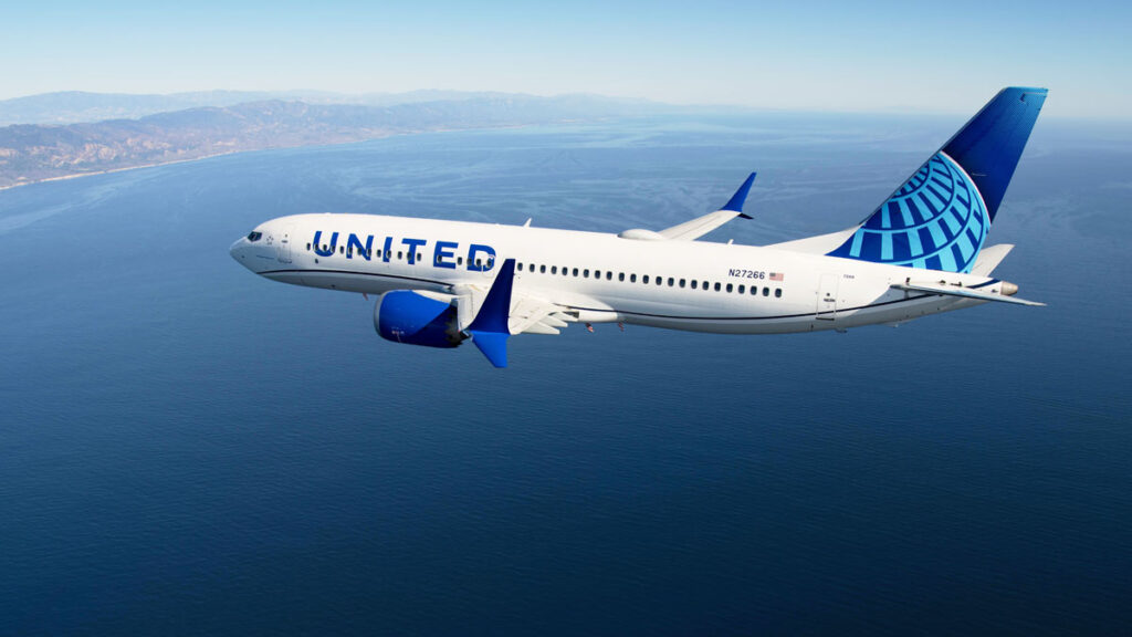 United Airlines reanuda sus vuelos directos a Venezuela tras nueve años: fechas, aviones y el factor petrolero Avión Boeing 737 MAX 8 de United Airlines en vuelo, aeronave designada para la ruta entre Houston y Caracas, Venezuela