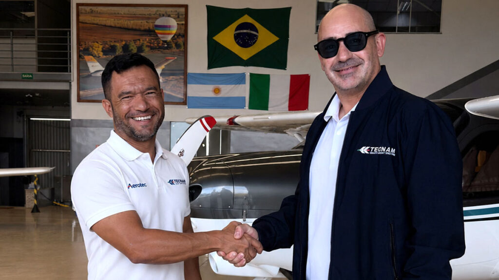 Aerotec nombra a Alexandre Silva de Morais como director de ventas de Tecnam para Brasil Aerotec distribuidor Tecnam Brasil: Alexandre Silva de Morais y Jose Cardama estrechan manos en un hangar frente a un avión Tecnam