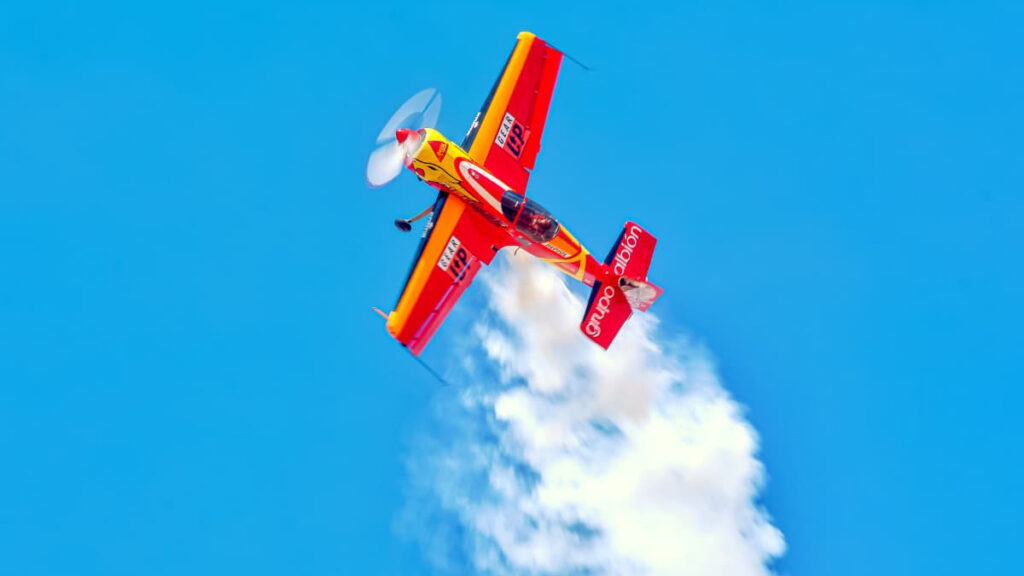 Campeonato de España de Vuelo Acrobático CEVA 2026: todos los ganadores y el resumen del torneo Avión acrobático SU-26M pilotado por Cástor Fantoba realizando una maniobra extrema de Freestyle durante el CEVA 2026