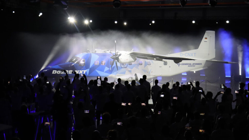 General Atomics presenta el Do228 NXT, la nueva generación del Dornier 228 Presentación oficial de la nueva generación del Dornier 228 desarrollada por General Atomics AeroTec Systems durante su revelación en el hangar de Oberpfaffenhofen.