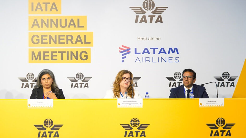 IATA alerta por el estancamiento del SAF: "Será otro año decepcionante" Producción mundial de SAF: Marie Owens Thomsen, Hemant Mistry y Preeti Jain durante la conferencia de prensa de la IATA en Brasil advirtiendo sobre el estancamiento de los combustibles sostenibles de aviación.