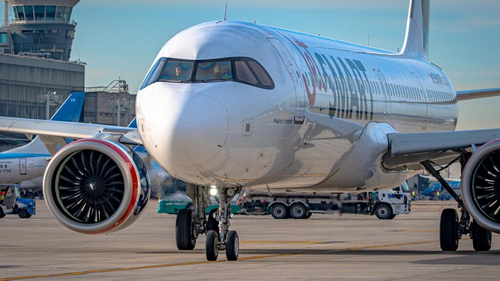 JetSMART Colombia recibe autorización para volar entre Medellín y Buenos Aires Airbus A321neo de JetSMART de JetSMART rodando por la pista, en el marco de la reciente autorización para operar la ruta entre Colombia y Argentina.