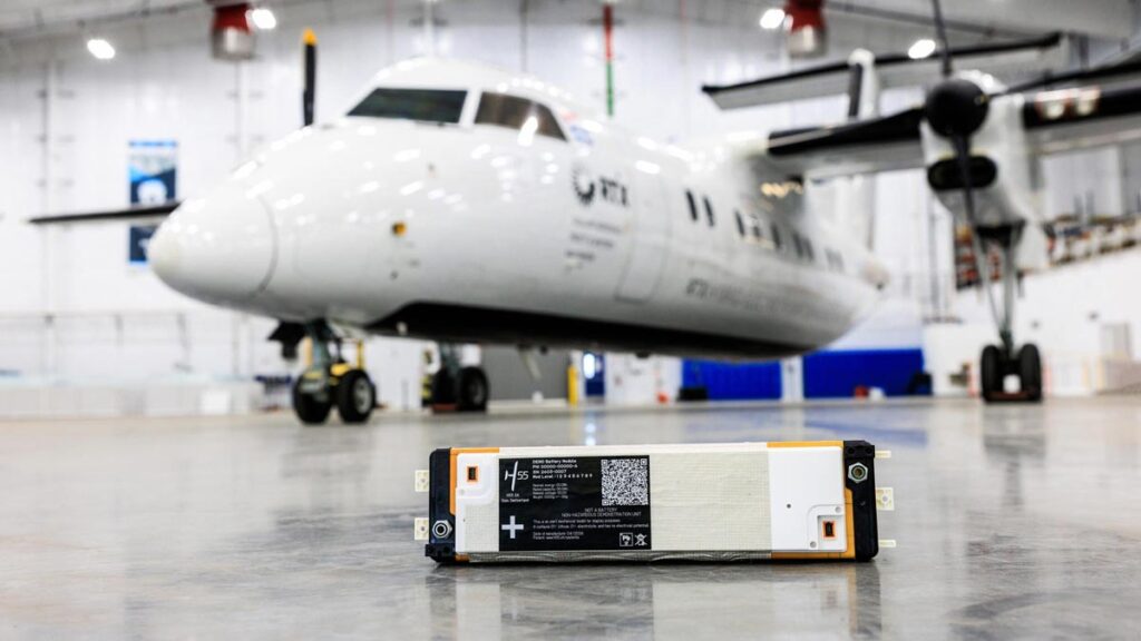 Pratt & Whitney avanza hacia el vuelo híbrido-eléctrico con el demostrador de RTX Pratt & Whitney aviación híbrida: Módulo de batería de propulsión de H55 con grado de certificación, presentado en primer plano frente al avión demostrador de RTX en hangar.