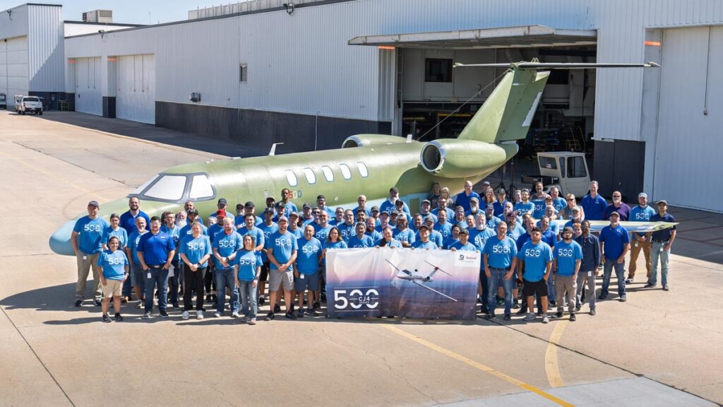 Textron Aviation fabricó el avión número 500 de la serie Cessna Citation CJ4 Textron Aviation: Empleados celebran la salida del avión número 500 de la serie Cessna Citation CJ4 frente a los hangares de la planta de Wichita.