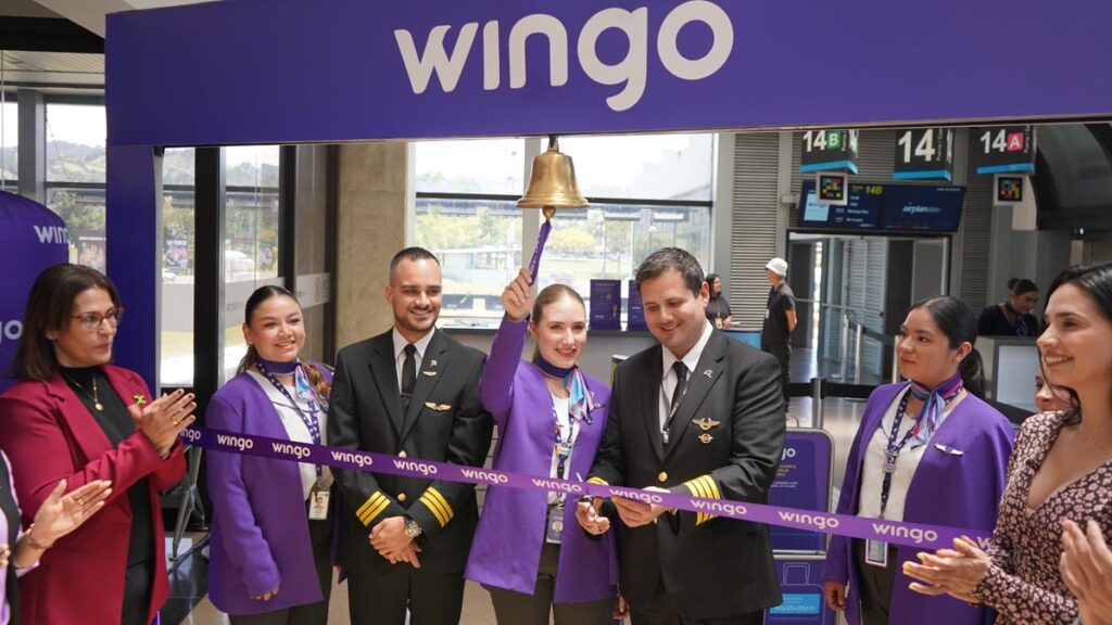 Wingo inaugura vuelos directos de Medellín a Montego Bay Tripulación técnica, de cabina y autoridades aeroportuarias durante el tradicional corte de cinta del vuelo inaugural de Wingo entre Medellín y Montego Bay.